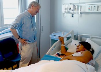 Primera bebé nacida en Curicó en 2025 recibió tradicional visita  del alcalde George Bordachar