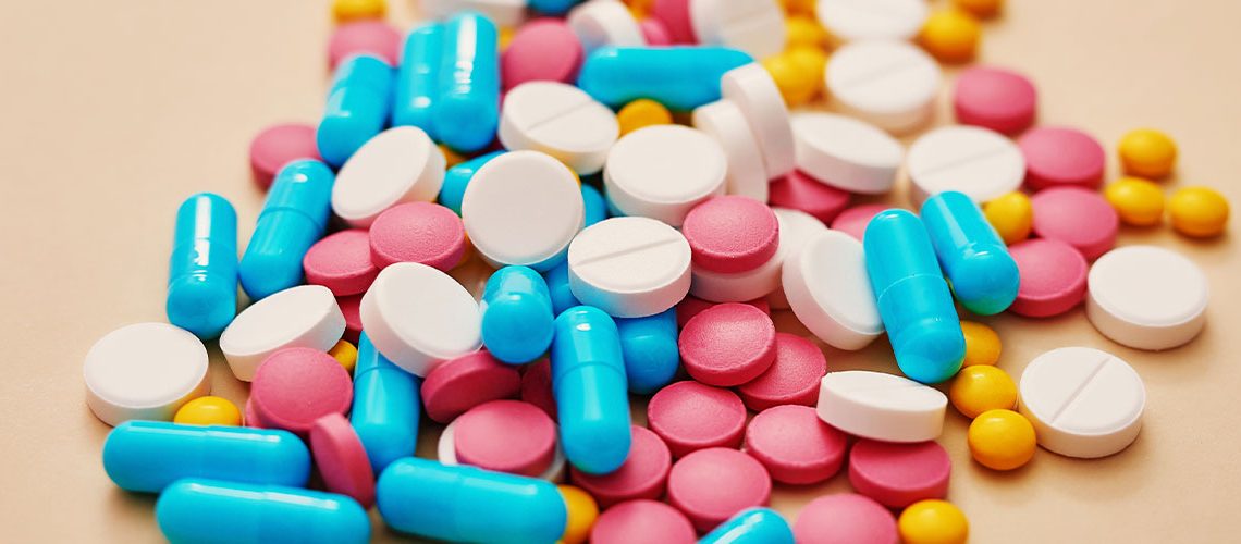 Experto en genética explica por qué malas prácticas al consumir antibióticos están creando “súper bacterias”