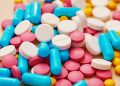 Experto en genética explica por qué malas prácticas al consumir antibióticos están creando “súper bacterias”