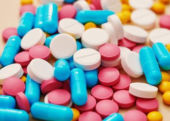 Experto en genética explica por qué malas prácticas al consumir antibióticos están creando “súper bacterias”