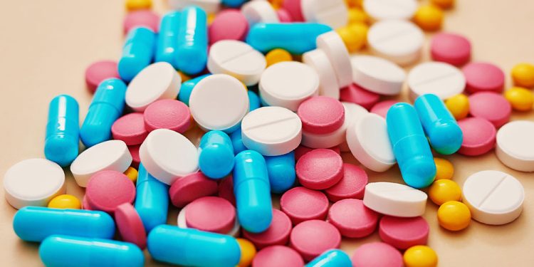 Experto en genética explica por qué malas prácticas al consumir antibióticos están creando “súper bacterias”